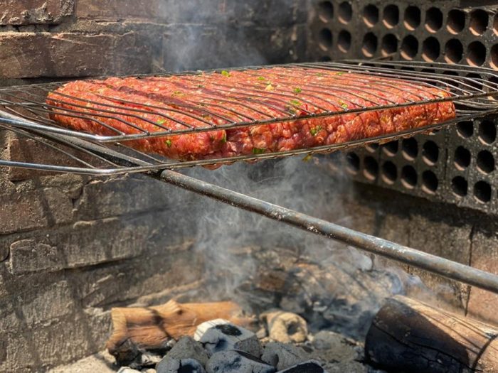 Receitas de espetos: churrasco grego e kafta de linguiça recheada