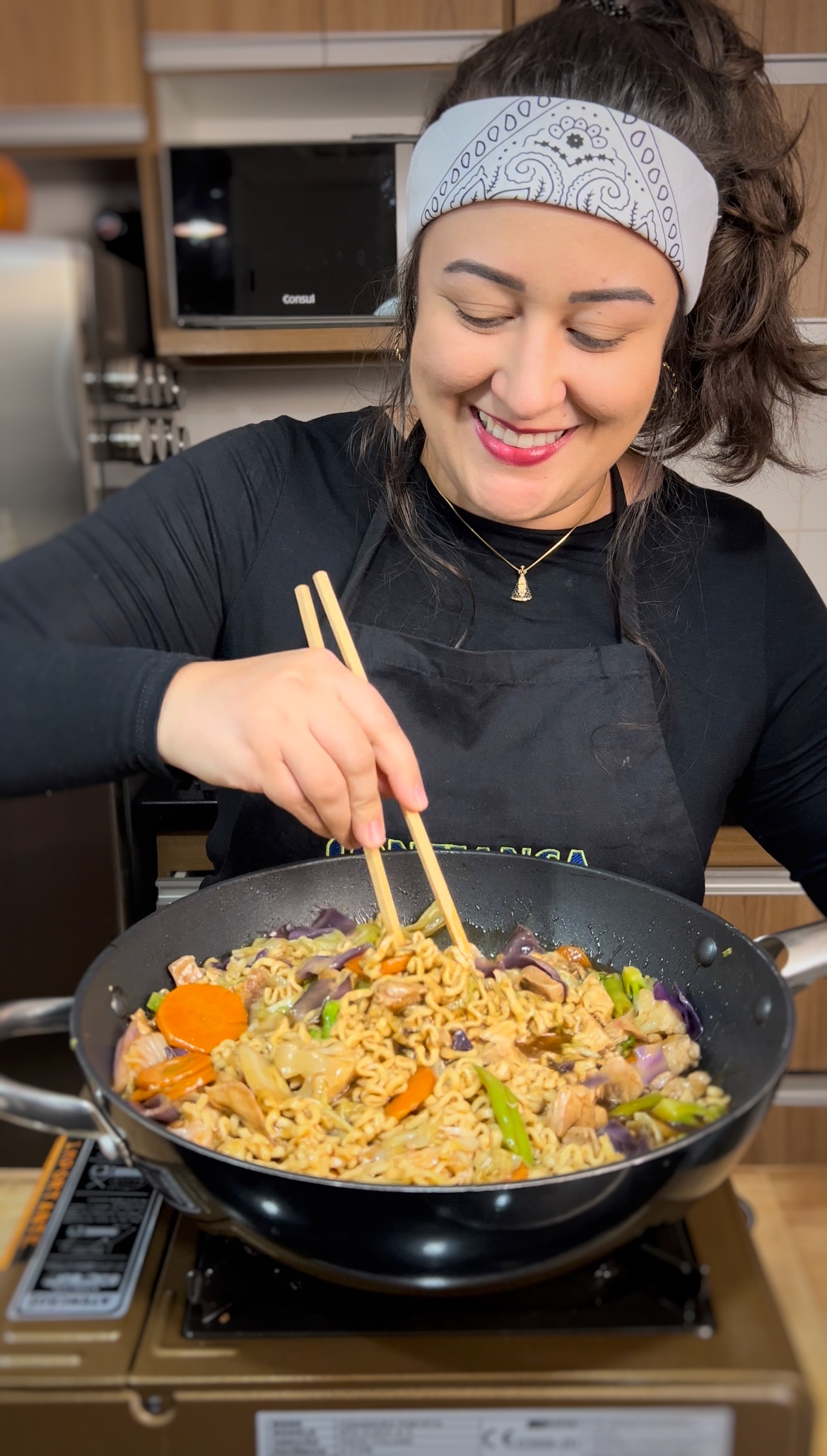 Marina Fucano preparou o famoso prato de YAKISOBA irresistível, confira essa receita