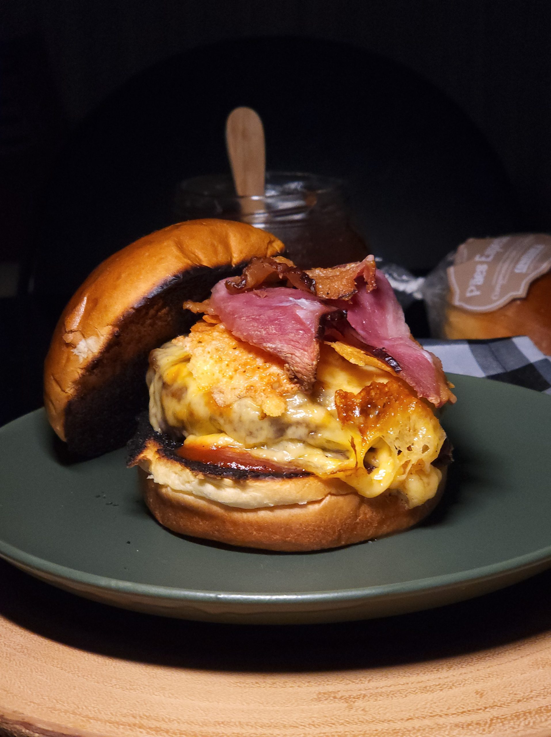 Kaito Casagrandi ensina uma receita de Hambúrguer Angus com crispy de gouda e ketchup de goiabada com produtos de produção própria do Confiança Supermercados