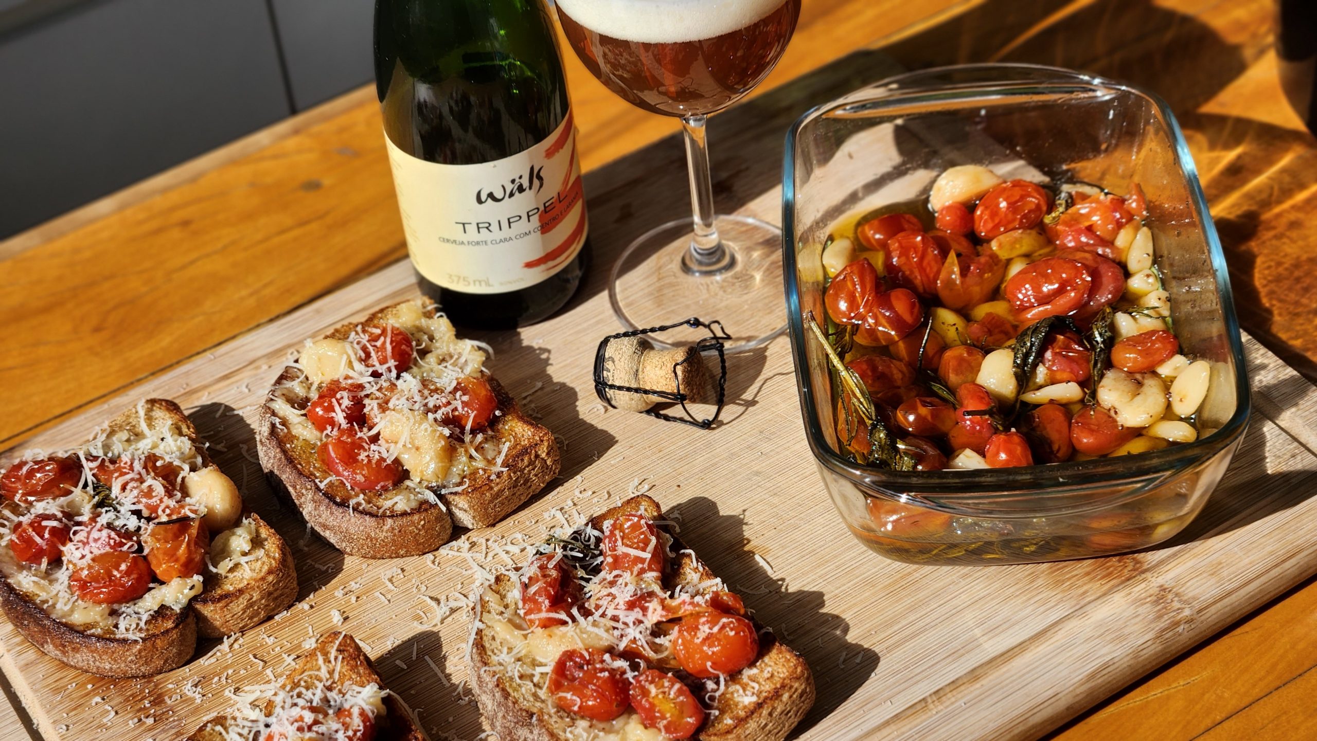 Bruschetta de Tomate Confit e Alho Assado