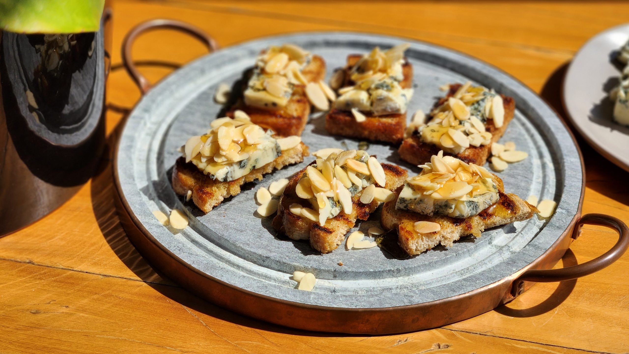 Crostini de Gorgonzola c/ mel e cachaça