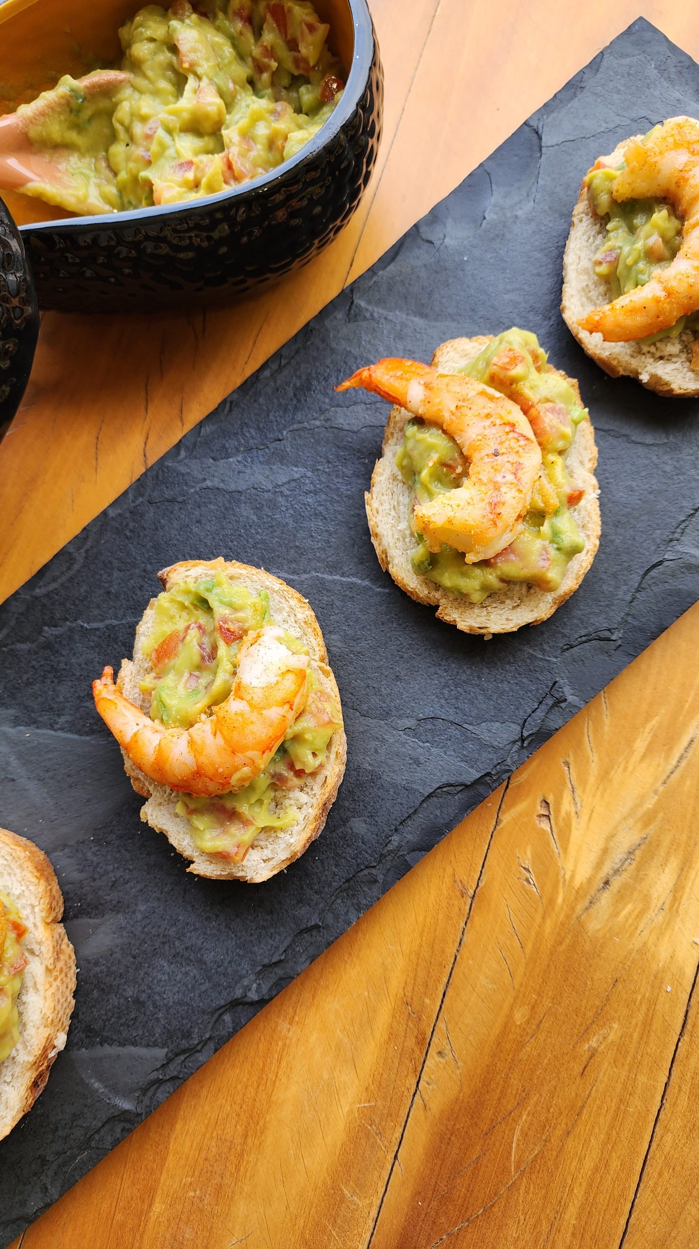 Toast de camarão com guacamole