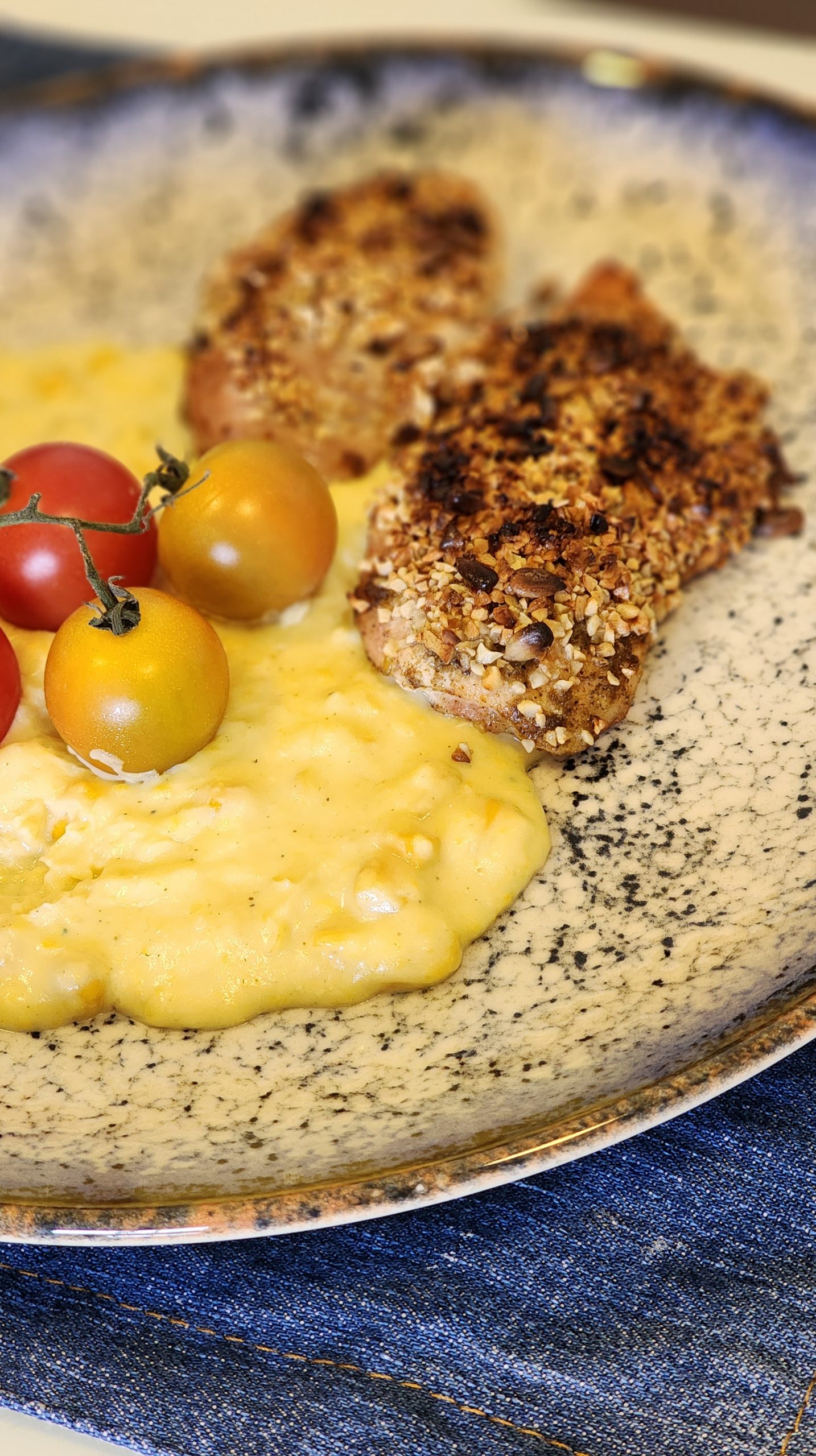 Frango em crosta de xerem e creme de milho