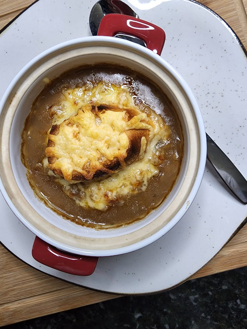 Kaito Casagrandi trouxe uma receita de Sopa de Cebola, um clássico da culinária francesa