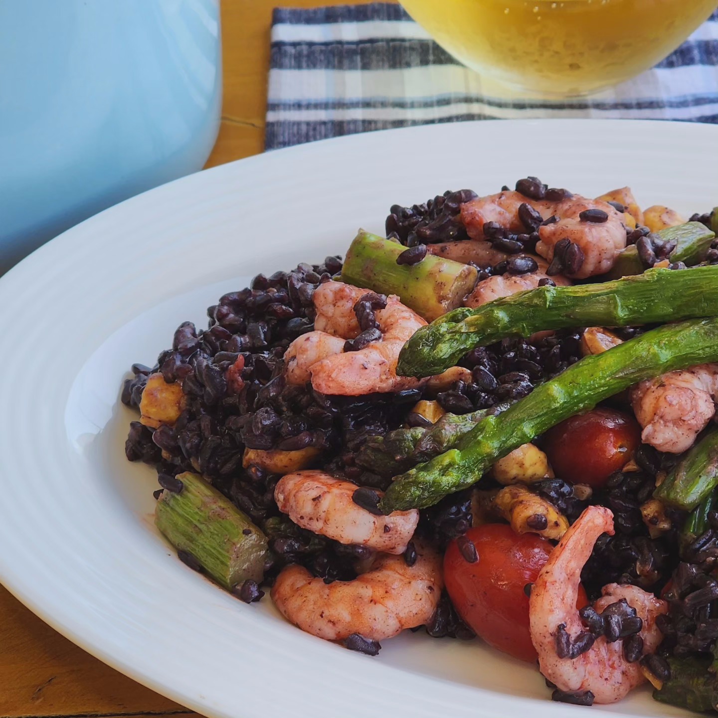 SALADA DE ASPARGOS, CAMARÕES E ARROZ NEGRO