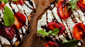Toast-de-burrata-com-morango