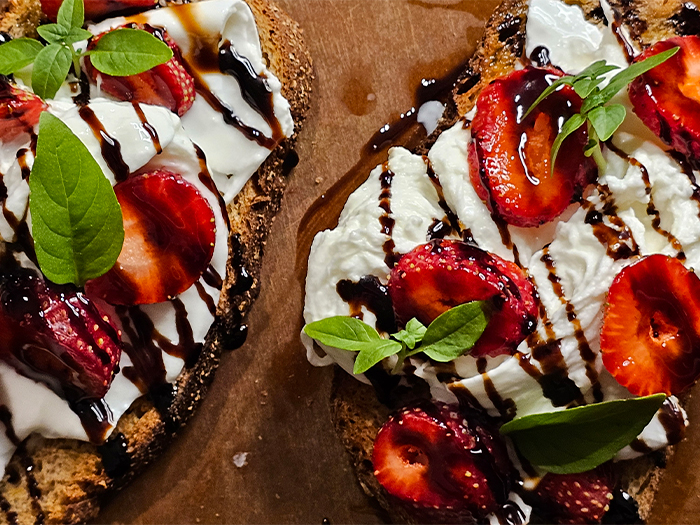 Toast-de-burrata-com-morango