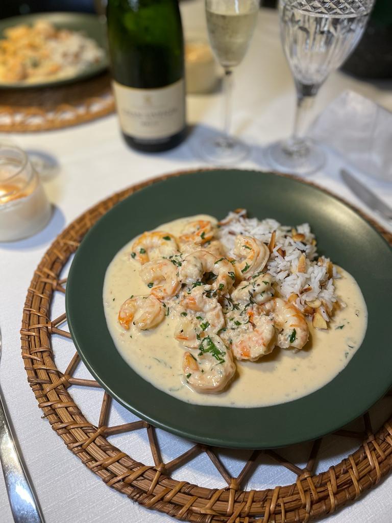 Para o dia dos namorados, Kaito Casagrandi trouxe uma receita de Camarão ao Champanhe com arroz de Amêndoas para compartilhar momentos a dois