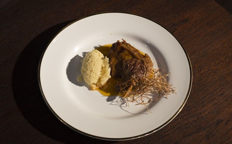 pato-ao-molho-de-maracujá-com-cuscuz-e-crispy-de-alho-poró-