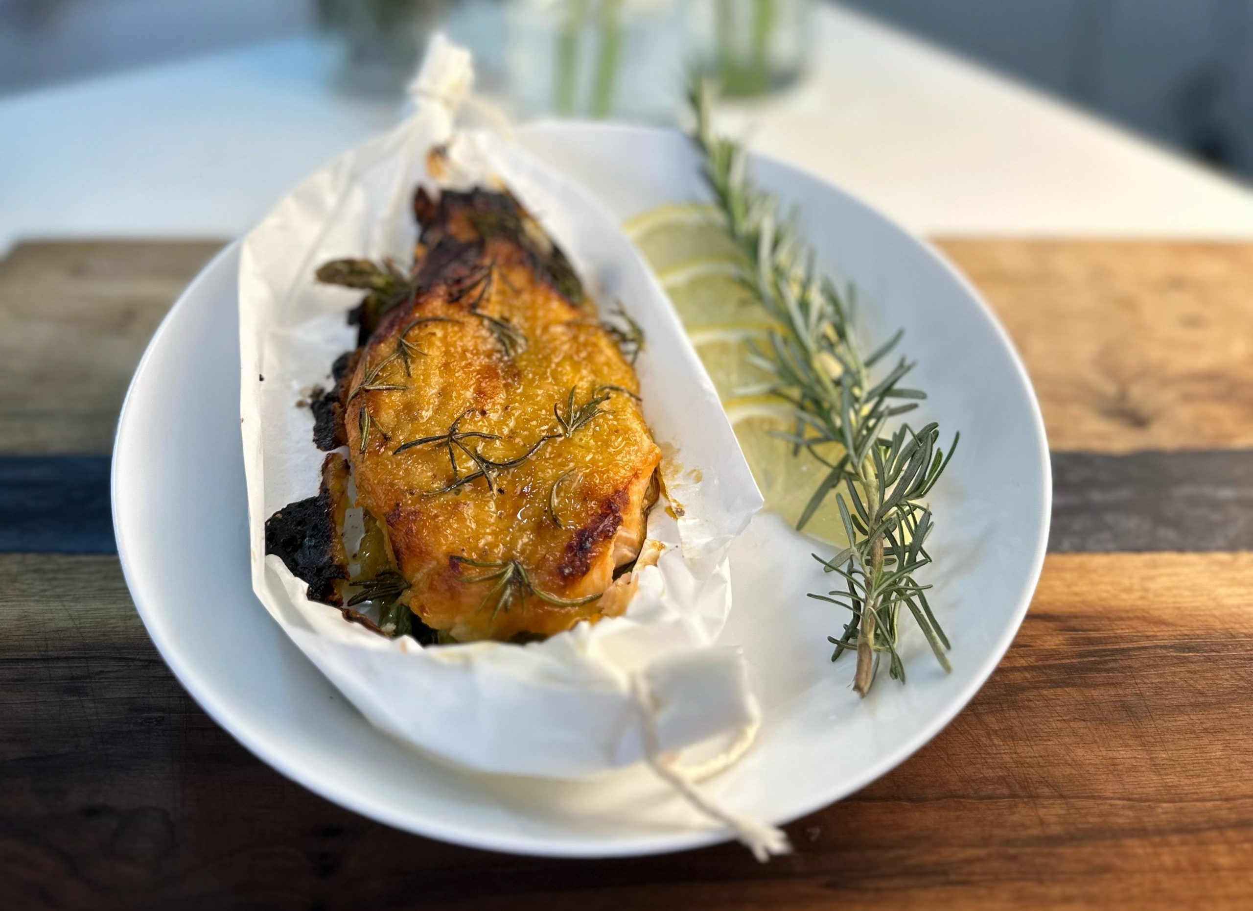 SALMÃO NO PAPILOTE COM ASPARGOS