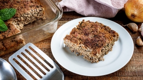 roasted-kibe-in-the-glass-bowl-with-mint-garlic-and-onion-brazilian-snack-kibe-de-forno-selective-focus