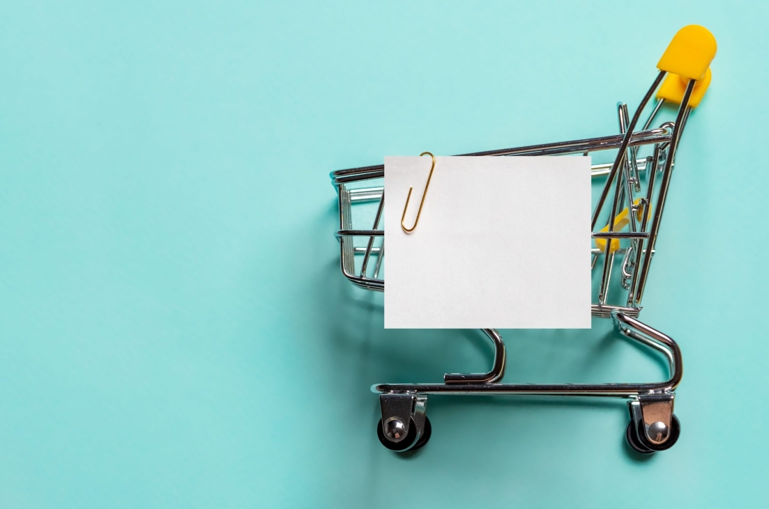 shopping-cart-and-white-paper-note-list-on-blue-FG6ZEJQ-e1565902597689