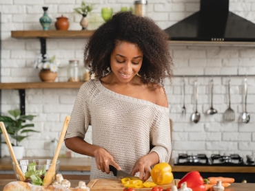 girl-cooking-breakfast-making-vegetable-vegan-sal-2022-01-21-19-25-29-utc[1]