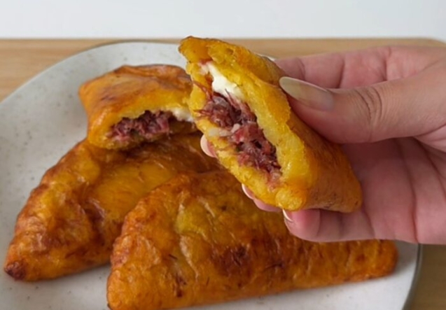 Pastelzinho de Banana-da-terra com Carne Seca