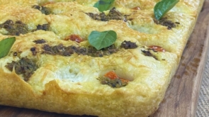 Focaccia de Pesto, Tomate e Muçarela de Búfala