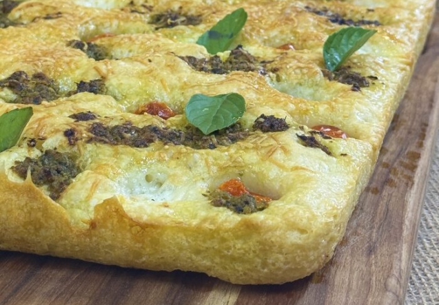 Focaccia de Pesto, Tomate e Muçarela de Búfala
