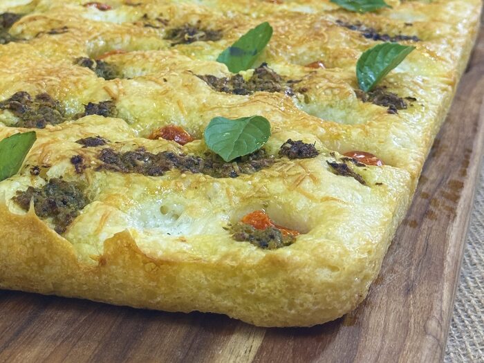 Focaccia de Pesto, Tomate e Muçarela de Búfala