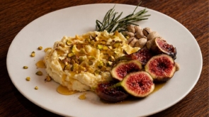 Pasta de Brie com Mel, Castanhas e Figos Caramelizados