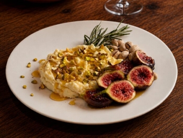 Pasta de Brie com Mel, Castanhas e Figos Caramelizados