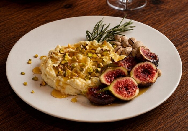Pasta de Brie com Mel, Castanhas e Figos Caramelizados
