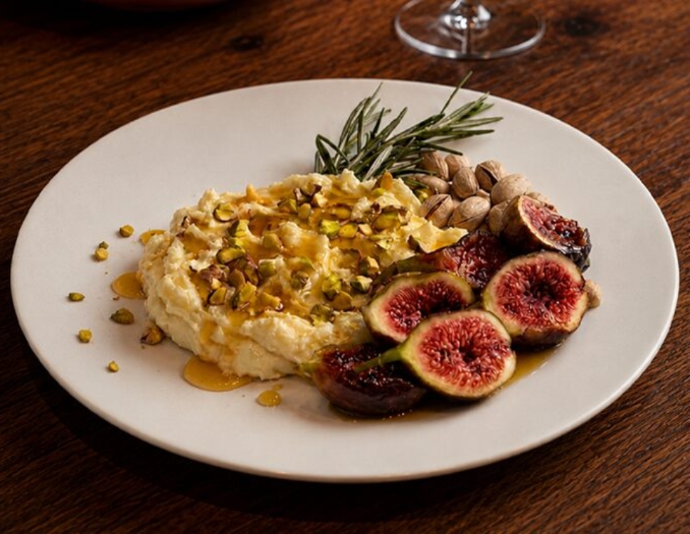 Pasta de Brie com Mel, Castanhas e Figos Caramelizados