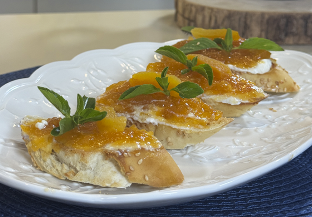 Baguete com Creme de Ricota e Geleia de Damasco