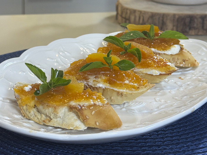 Baguete com Creme de Ricota e Geleia de Damasco